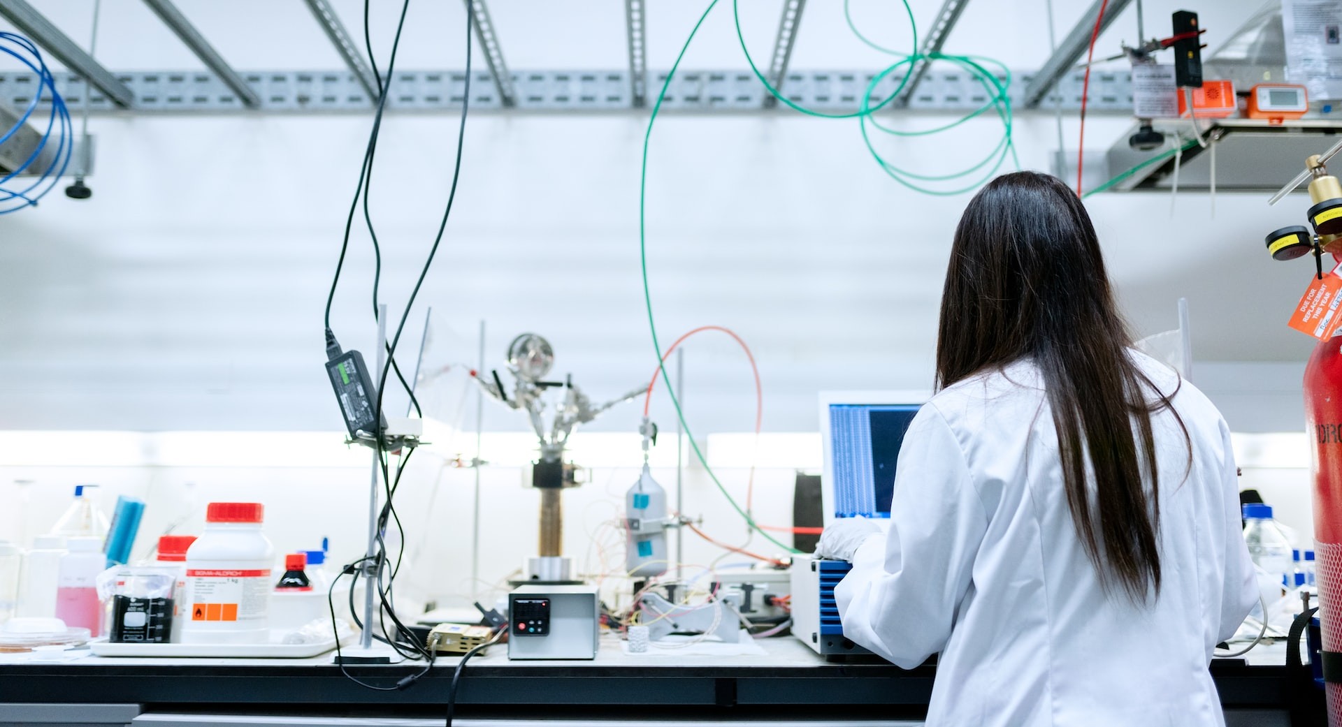 Степень в области биотехнологии поможет выпускникам работать в различных отраслях промышленности.